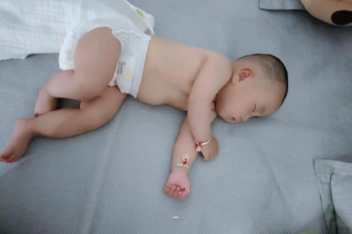 海拉尔宝宝多久会抬头